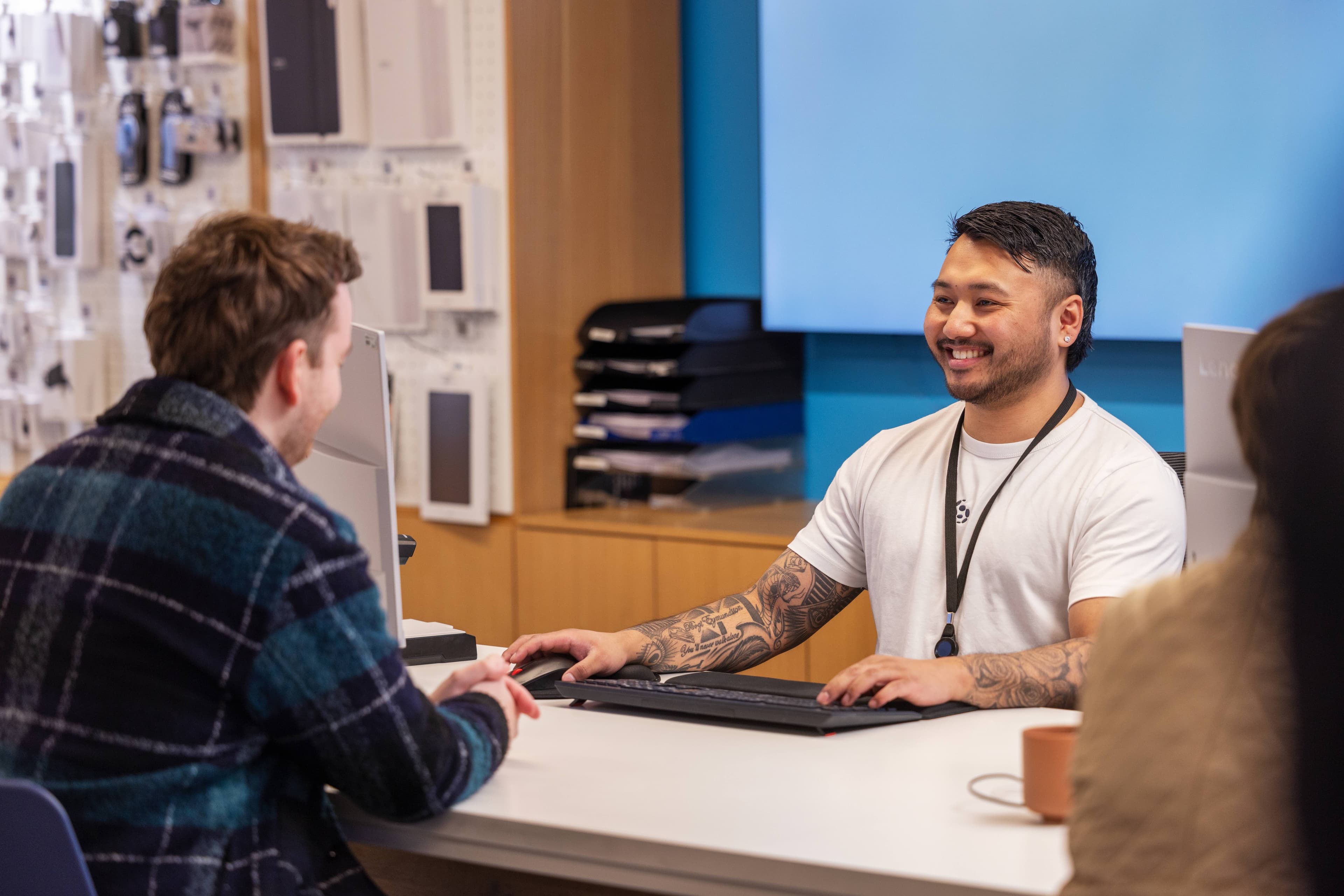 Verslanir Símans lokaðar í dag